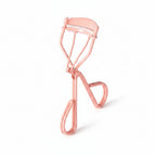 Pink eyelash curler with dimensions and weight on a white background