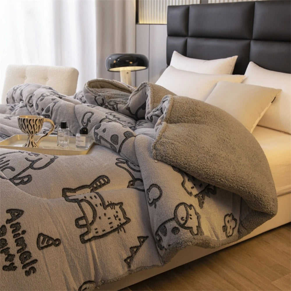 Floral Quilted Comforter and Thickened Lamb Fleece Blanket