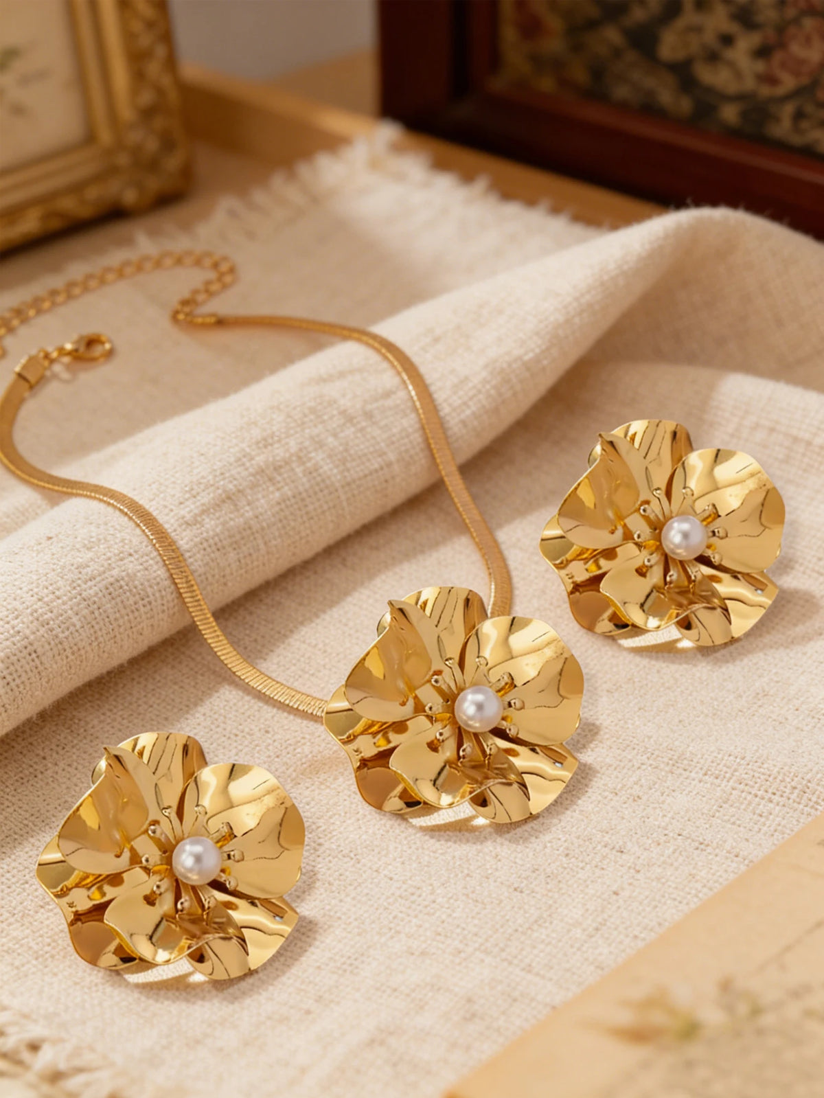 Women's Fashion Elegant Flower Inlaid Pearl Necklace and Earrings Set